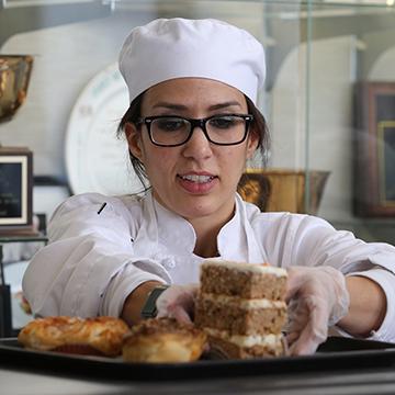欧洲杯下注网站糕点店提供学生制作的饼干, 面包, 在秋季和春季学期，每周都有馅饼和更多的课程.